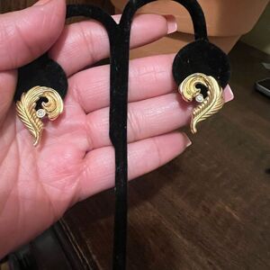 Vintage Avon 1990 PRECIOUS PLUME Goldtone Pierced Earrings